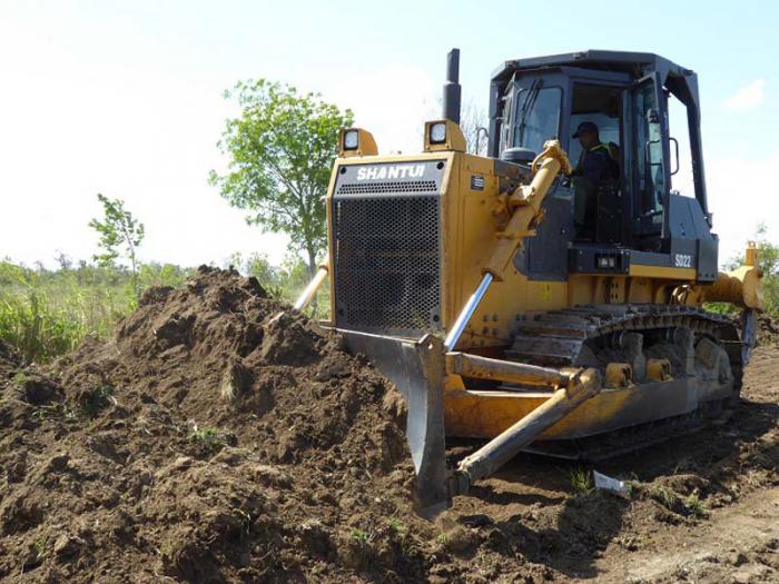 Equipos de la Empresa de Construcción y  Montaje ya ejecutan movimientos de tierra. 
foto de la autora