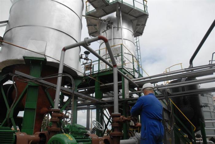 Unica planta del país que se dedica exclusivamente al procesamiento del petróleo nacional, la refinería Sergio Soto