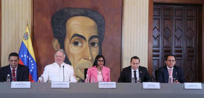 La canciller venezolana aseguró que el pueblo de su país celebra el anuncio de la salida de la OEA. 