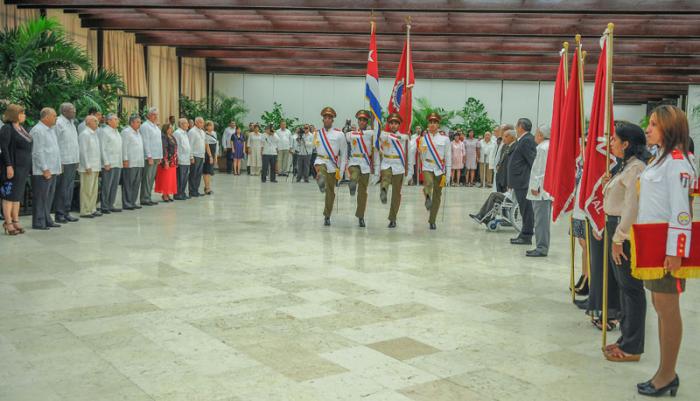 El General de Ejército Raúl Castro Ruz, Presidente de los Consejos de Estado y de Ministros de la República de Cuba, entregó la Orden de Héroes y Heroínas del Trabajo.