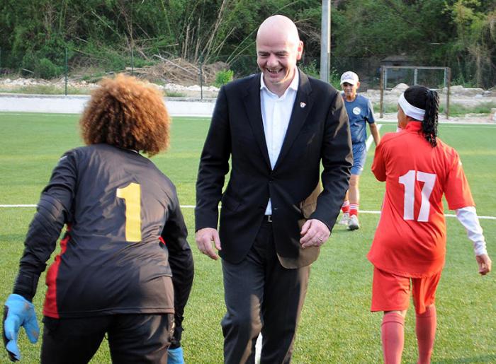 Visita de Presidente de la FIFA Infantino al terreno sintético de la Polar acompañado de las autoridades cubanas.