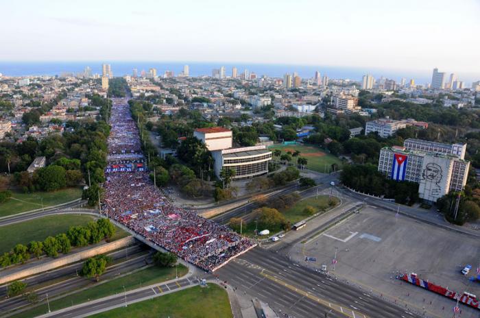 Desfile del 1ro de Mayo en la Plaza de la Revolución presidido por el general de ejército Raúl Castro Ruz. Primero sin la presencia física de Fidel.