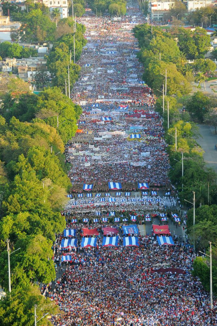 Desfile del 1ro de Mayo en la Plaza de la Revolución presidido por el general de ejército Raúl Castro Ruz. Primero sin la presencia física de Fidel.