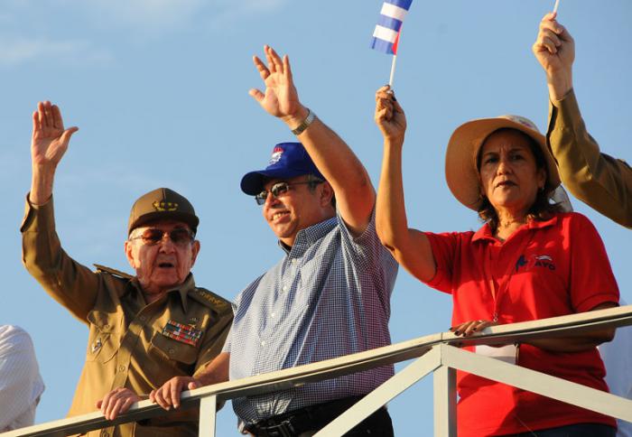 Desfile del 1ro de Mayo en la Plaza de la Revolución presidido por el general de ejército Raúl Castro Ruz. Primero sin la presencia física de Fidel.