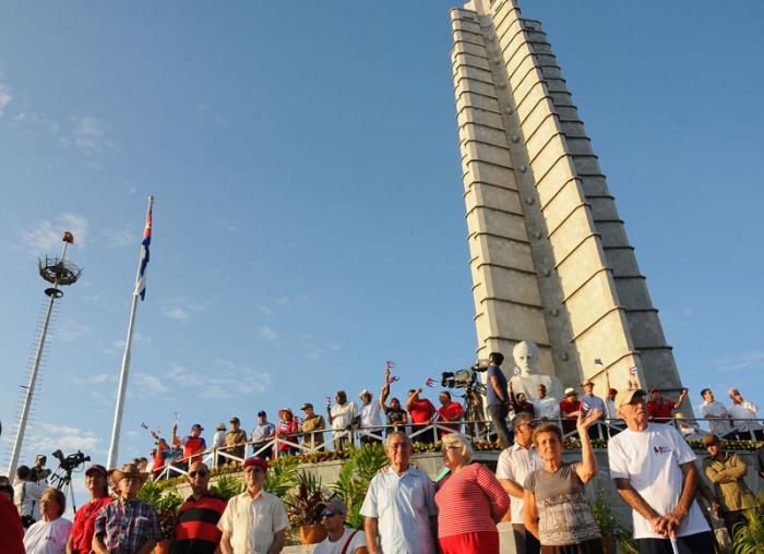 Desfile del 1ro de Mayo en la Plaza de la Revolución presidido por el general de ejército Raúl Castro Ruz. Primero sin la presencia física de Fidel.