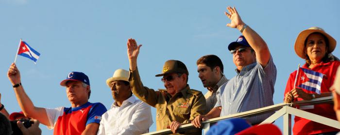 Desfile del 1ro de Mayo en la Plaza de la Revolución presidido por el general de ejército Raúl Castro Ruz. Primero sin la presencia física de Fidel.