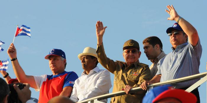 Desfile del 1ro de Mayo en la Plaza de la Revolución presidido por el general de ejército Raúl Castro Ruz. Primero sin la presencia física de Fidel.