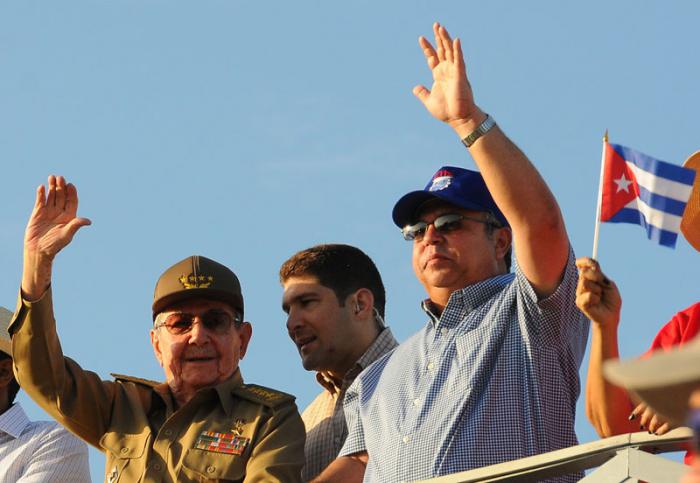 Desfile del 1ro de Mayo en la Plaza de la Revolución presidido por el general de ejército Raúl Castro Ruz. Primero sin la presencia física de Fidel.