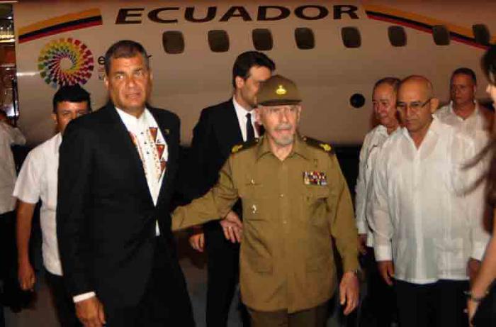 El mandatario de Ecuador fue recibido en el aeropuerto Antonio Maceo de Santiago de Cuba por el miembro del Buró Político del Partido y vicepresidente de los Consejos de Estado y de Ministros, Comandante de la Revolución Ramiro Valdés Menéndez.