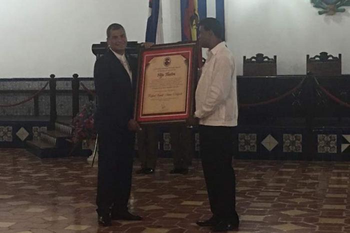Rafael Correa recibe la distinción de hijo ilustre de Santiago de cuba