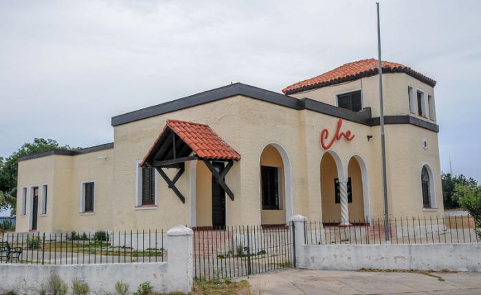 En el tiempo en que El Che estuvo al frente del Departamento Militar de La Cabaña vivió en esta casa, ubicada a un costado del Cristo de la bahía. En este lugar se encuentra el féretro en que se trasladaron sus restos al mausoleo que se levanta en su honor en la ciudad de Santa Clara.