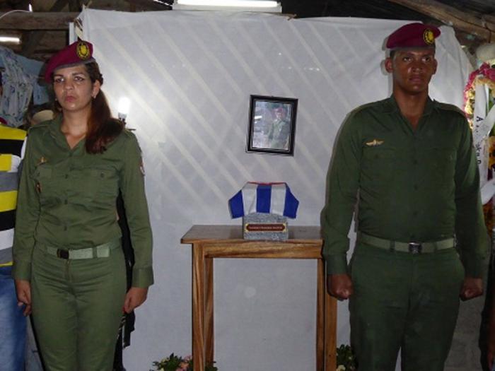 En guardia de honor, compañeros de la Unidad de Protección Especializada, oficiales y familia, custodiaron sus cenizas