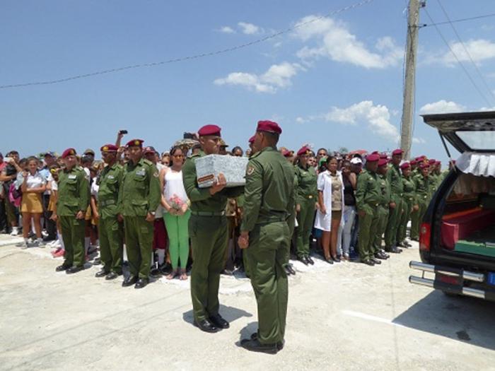 Mediante una estremecedora ceremonia de inhumación, sus restos fueron depositados en el Panteón de los Caídos por la Defensa