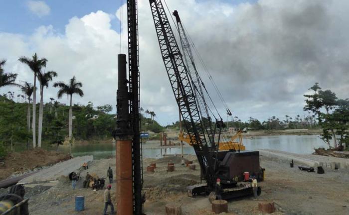 Intenso es el trabajo de hincado de los pilotes.