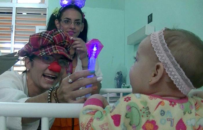 El objetivo de los payasos terapéuticos es reducir el stress al que están sometidos los pacientes y lograr una mejor compenetración con el médico.