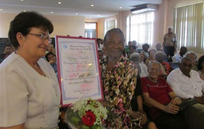 Rina González Peñalver (derecha) recibió el premio nacional Consagración al Magisterio por su meritorio trabajo en las aulas. 