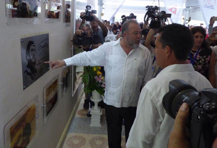 Placa dedicada al turismo como promotor de paz. Está colocada en el lobby del Hotel Playa Pesquero.