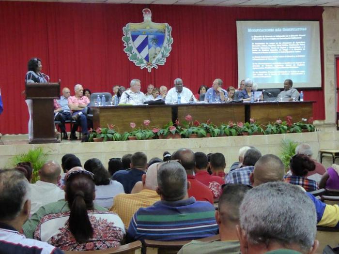 Esteban Lazo en intercambio con principales autoridades del territorio, directivos, y representantes de organizaciones políticas y de masas.