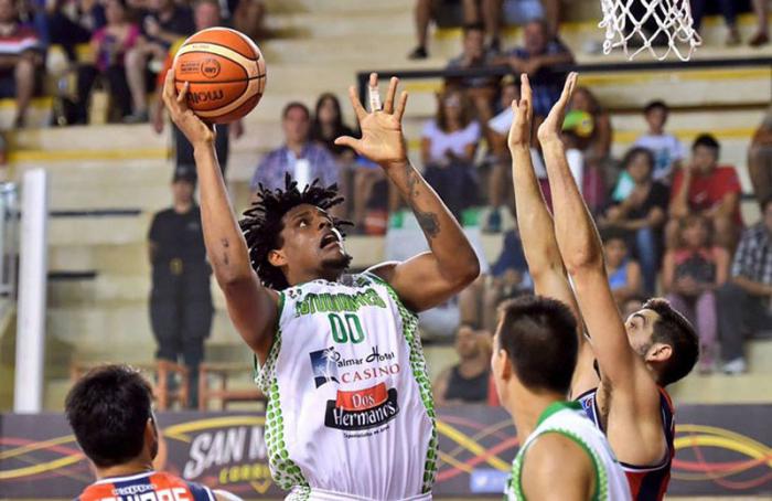 El santiaguero Javier Justiz (centro) es el segundo mejor bloqueador de la Liga Nacional de Argentina. FOTO: Tomada de Twitter