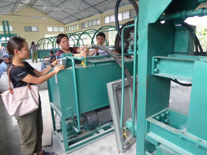 Especialistas chinos ponen a punto el equipamiento tecnológico. foto del autor