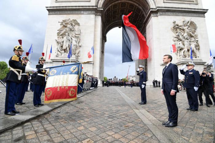 Al asumir el cargo, Macron, de 39 años, se convierte en el presidente más joven de la historia de Francia. FOTO: AFP