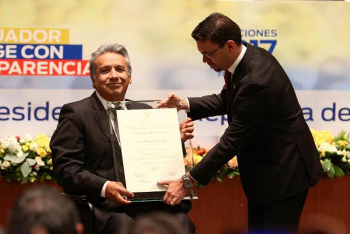 El presidente electo, Lenín Moreno, recibió la credencial de manos del presidente del CNE, Juan Pablo Pozo. Foto Andes