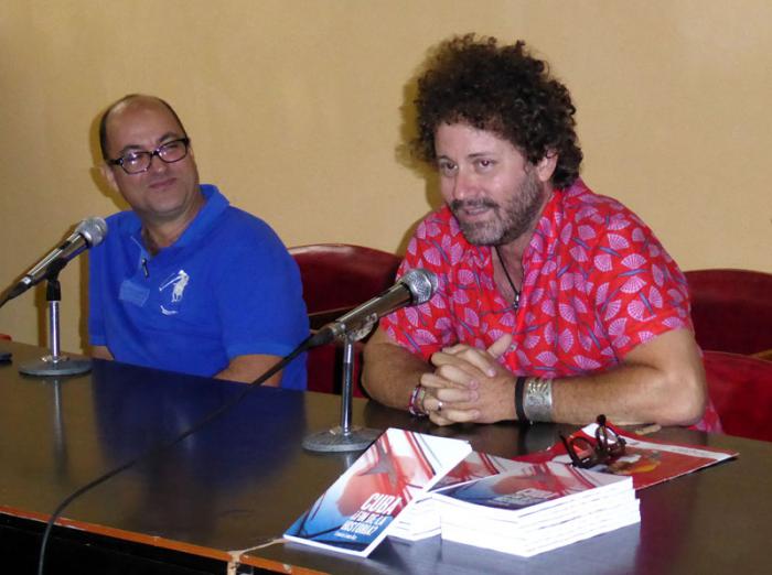  A Limia (izquierda) y a Raúl les resultó fácil iniciar el diálogo con los universitarios para tratar asuntos muy serios de la realidad nacional. FOTO DEL AUTOR