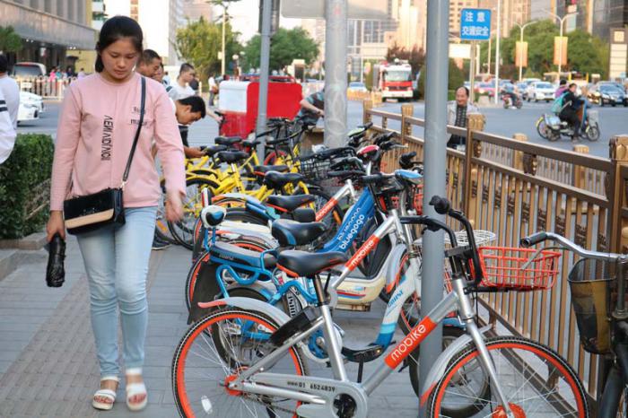 Cientos de miles de ciudadanos prefieren las bicicletas para ir al trabajo o de compras en la localidad. FOTOS DE LA AUTORA