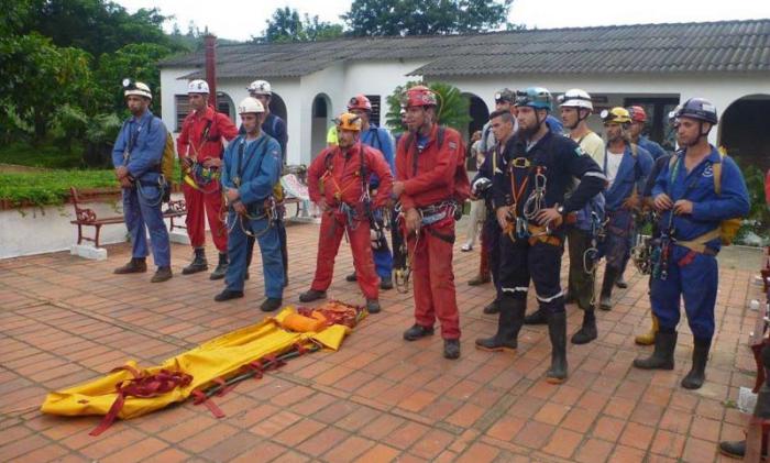 Alumnos del Taller Nacional de Espelosocorro se alistan en el patio del Centro de Entrenamiento Antonio Nuñez Jiménez para comenzar las clases prácticas. 