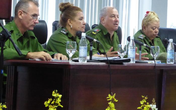 Denny Legrá (segundo de derecha a izquierda), presidente del Consejo de Defensa Provincial, encabezó la primera jornada del Meteoro en Guantánamo. 2017