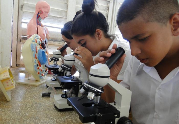 Estudiantes de secundaria básica.