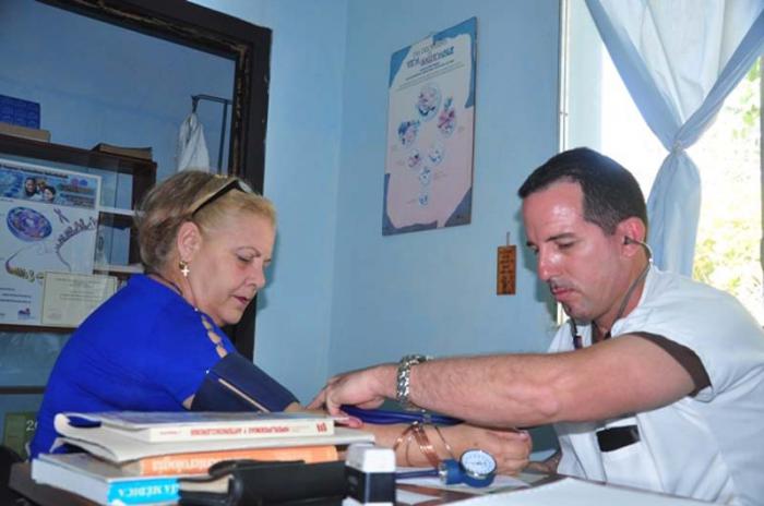 Diferentes especialistas se encargan de atender a los nuevos casos y darle seguimiento a los restantes. Tomando la presión arterial