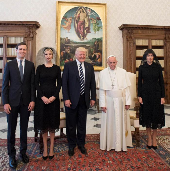 El presidente de los Estados Unidos, Donald Trump (centro), se reúne con el papa Francisco (a su derecha) junto a su mujer, Melania (derecha), su hija Ivanka Trump (izquierda), y su yerno y asesor Jared Kushner durante una audiencia privada.