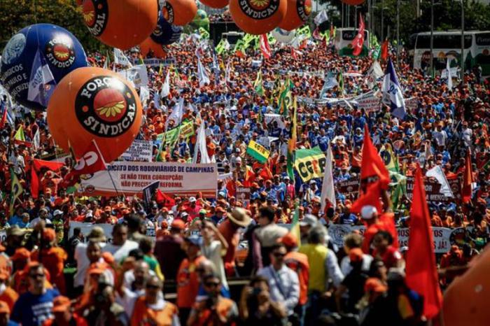 Los participantes en una marcha pacífica convocada el 24 de mayo fueron víctimas de una violenta 
represión en Brasilia. 