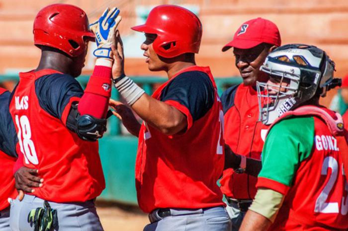 Lionard Kindelán (al centro) debe ser el líder santiaguero en los play offs tras la salida del contratado Oscar Luis Colás. Foto: István Ojeda Bello