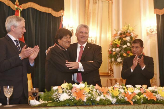 El vicepresidente cubano y el mandatario boliviano sostuvieron un afectuoso encuentro en el Palacio de Gobierno. FOTO: ABI