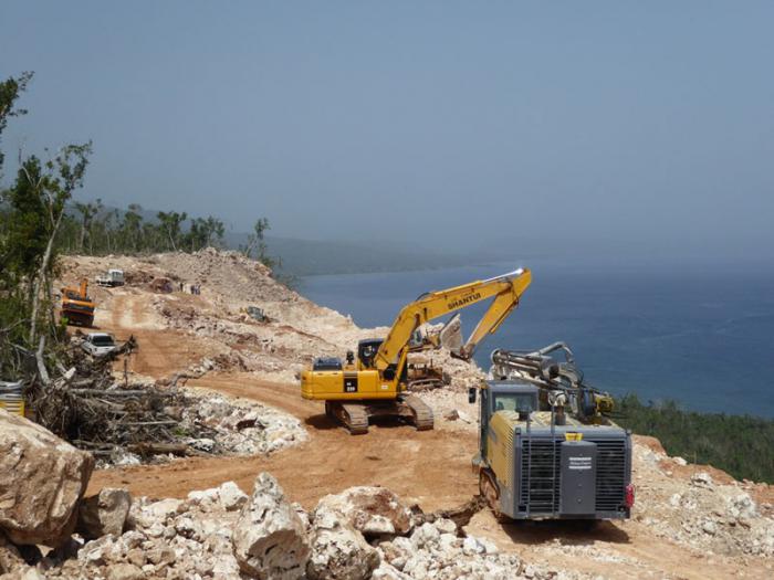 Construcción del vial Yumurí-Jobo Claro en Maisí.