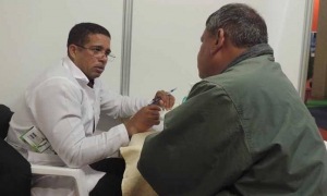 Cubanos ofrecen atenciones gratuitas en feria boliviana de salud