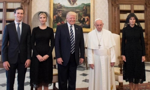 Donald Trump (centro), se reúne con el papa Francisco