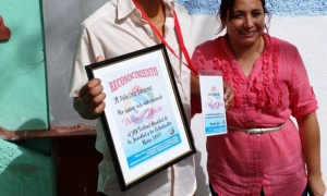 Susely Morfa González entrega reconocimiento a Félix
