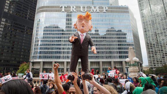 Protesta frente a la Torre Trump en Chicago.