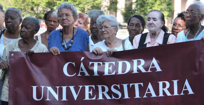 Las cátedras universitarias del adulto mayor constituyen un valioso espacio de socialización de un grupo etario que va en ascenso en la población cubana. La primera institución de este tipo se constituyó el 14 de febrero del 2000 en la Universidad de La Habana.