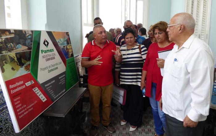 Le explican al visitante sobre proyectos de desarrollo local.