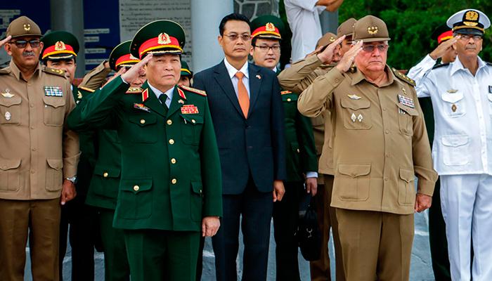 Ngo Xuan Lich (centro, izq), Ministro de Defensa de Vietnam, y El General de Cuerpo de Ejército, Alvaro López Miera (centro, der.), Viceministro Primero de las Fuerzas Armadas Revolucionarias (Minfar), rinden tributo al Mayor General del Ejército Libertador Antonio Maceo Grajales, en visita realizada al Mausoleo de El Cacahual, en la provincia Mayabeque, al oeste de La Habana, Cuba, el 5 de junio de 2017.