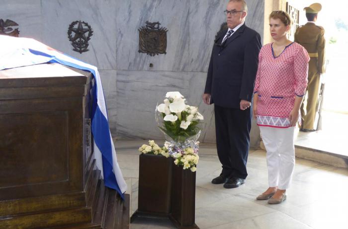 La Embajadora del Reino de los Países Bajos rindió homenaje a Martí y Fidel, en Santiago de Cuba.