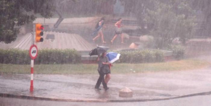 Personas bajo la lluvia.