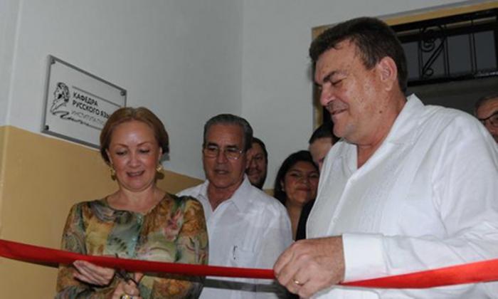 La doctora Margarita Rusetskaya, rectora del Instituto Pushkin, y el doctor Gustavo Cobreiro Suárez, rector de la Universidad de La Habana, inauguraron la Cátedra de Lengua Rusa del Instituto Pushkin de la Universidad de La Habana.