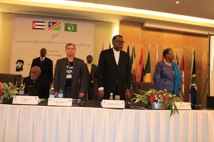  El presidente namibio (al centro) junto al Héroe cubano y los demás delegados. FOTO: Ministerio de Relaciones Internacionales y Cooperación de Namibia