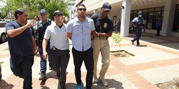Cineasta boricua Tito Román es arrestado por protestar.