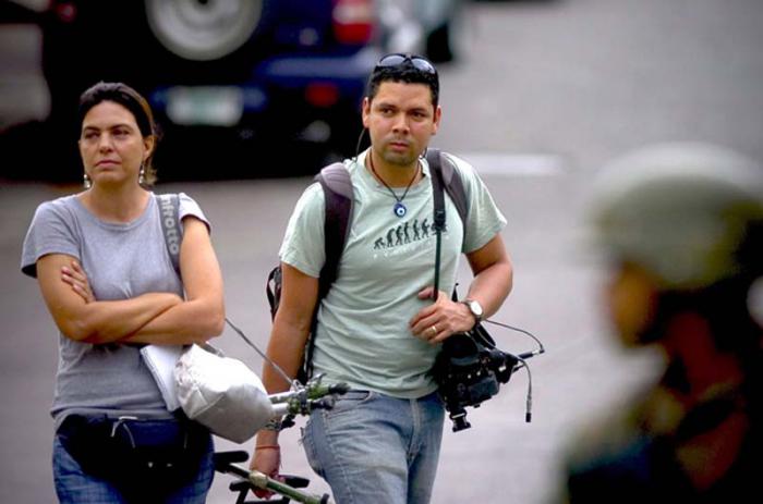 Sivori es una destacada periodista de la cadena multinacional Telesur. 